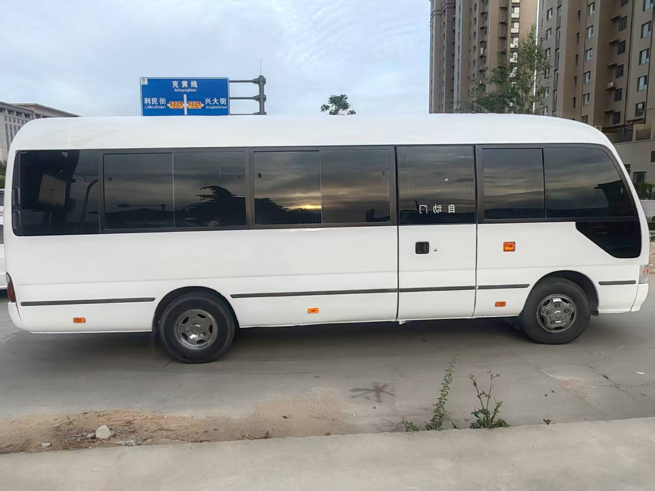 TOYOTA Coaster Mini Bus White - Μικρό λεωφορείο, Επιβατικό βαν: φωτογραφία 2 TOYOTA Coaster Mini Bus White - Μικρό λεωφορείο, Επιβατικό βαν: φωτογραφία 2