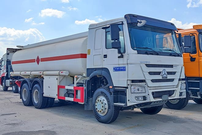 SINOTRUK Howo 400 Diesel Tanker Truck for Sale in Nigeria - Φορτηγό βυτιοφόρο: φωτογραφία 1 SINOTRUK Howo 400 Diesel Tanker Truck for Sale in Nigeria - Φορτηγό βυτιοφόρο: φωτογραφία 1