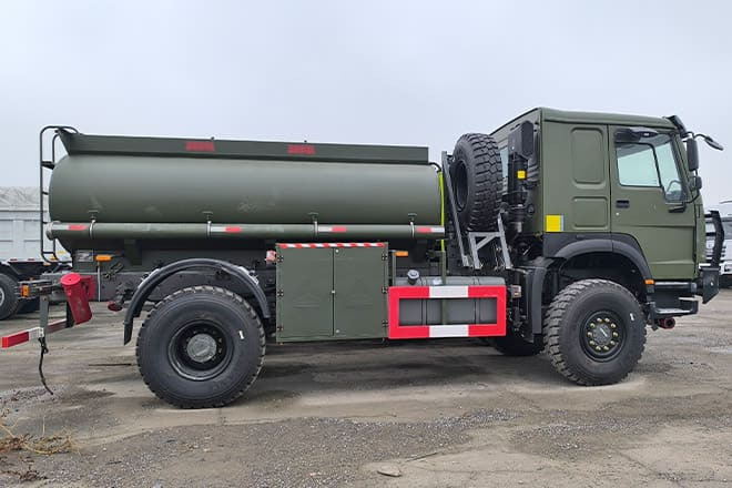 SINOTRUK Howo 4X2 Small Fuel Tanker Truck for Sale in Zambia - Φορτηγό βυτιοφόρο: φωτογραφία 2 SINOTRUK Howo 4X2 Small Fuel Tanker Truck for Sale in Zambia - Φορτηγό βυτιοφόρο: φωτογραφία 2