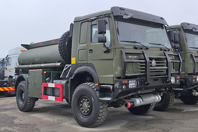 SINOTRUK Howo 4X2 Small Fuel Tanker Truck for Sale in Zambia - Φορτηγό βυτιοφόρο: φωτογραφία 4 SINOTRUK Howo 4X2 Small Fuel Tanker Truck for Sale in Zambia - Φορτηγό βυτιοφόρο: φωτογραφία 4