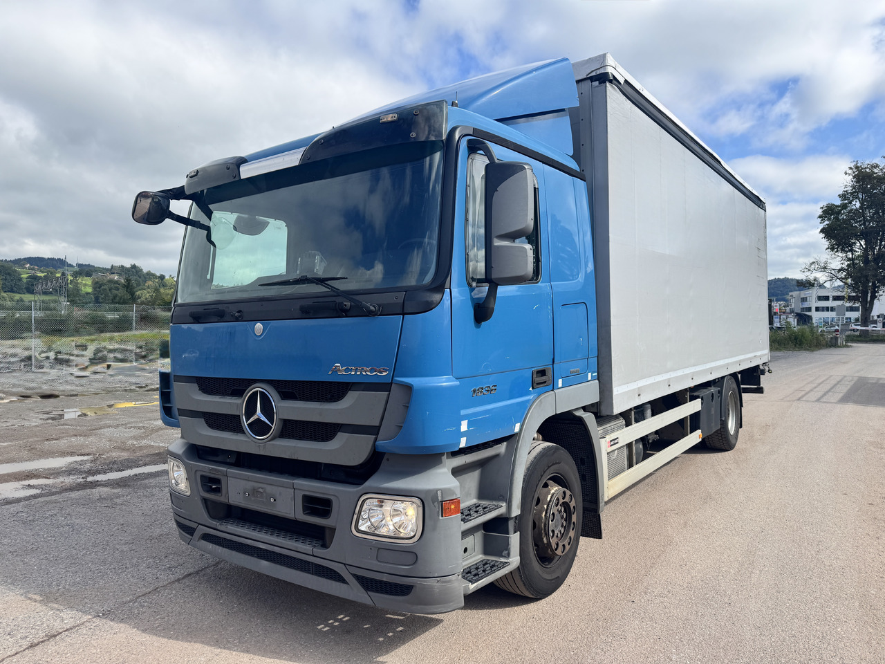 MERCEDES-BENZ Actros 1836 4x2 Blache-Hebebühne - Φορτηγό μουσαμάς: φωτογραφία 1 MERCEDES-BENZ Actros 1836 4x2 Blache-Hebebühne - Φορτηγό μουσαμάς: φωτογραφία 1