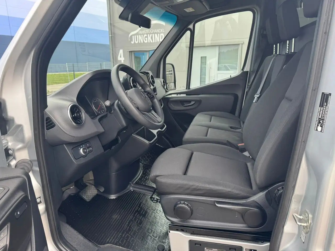 Mercedes-Benz Sprinter 317 CDI Flach Lang Silber Klima MBUX - Βαν: φωτογραφία 4 Mercedes-Benz Sprinter 317 CDI Flach Lang Silber Klima MBUX - Βαν: φωτογραφία 4