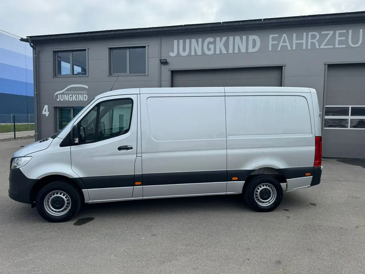 Mercedes-Benz Sprinter 317 CDI Flach Lang Silber Klima MBUX - Βαν: φωτογραφία 3 Mercedes-Benz Sprinter 317 CDI Flach Lang Silber Klima MBUX - Βαν: φωτογραφία 3
