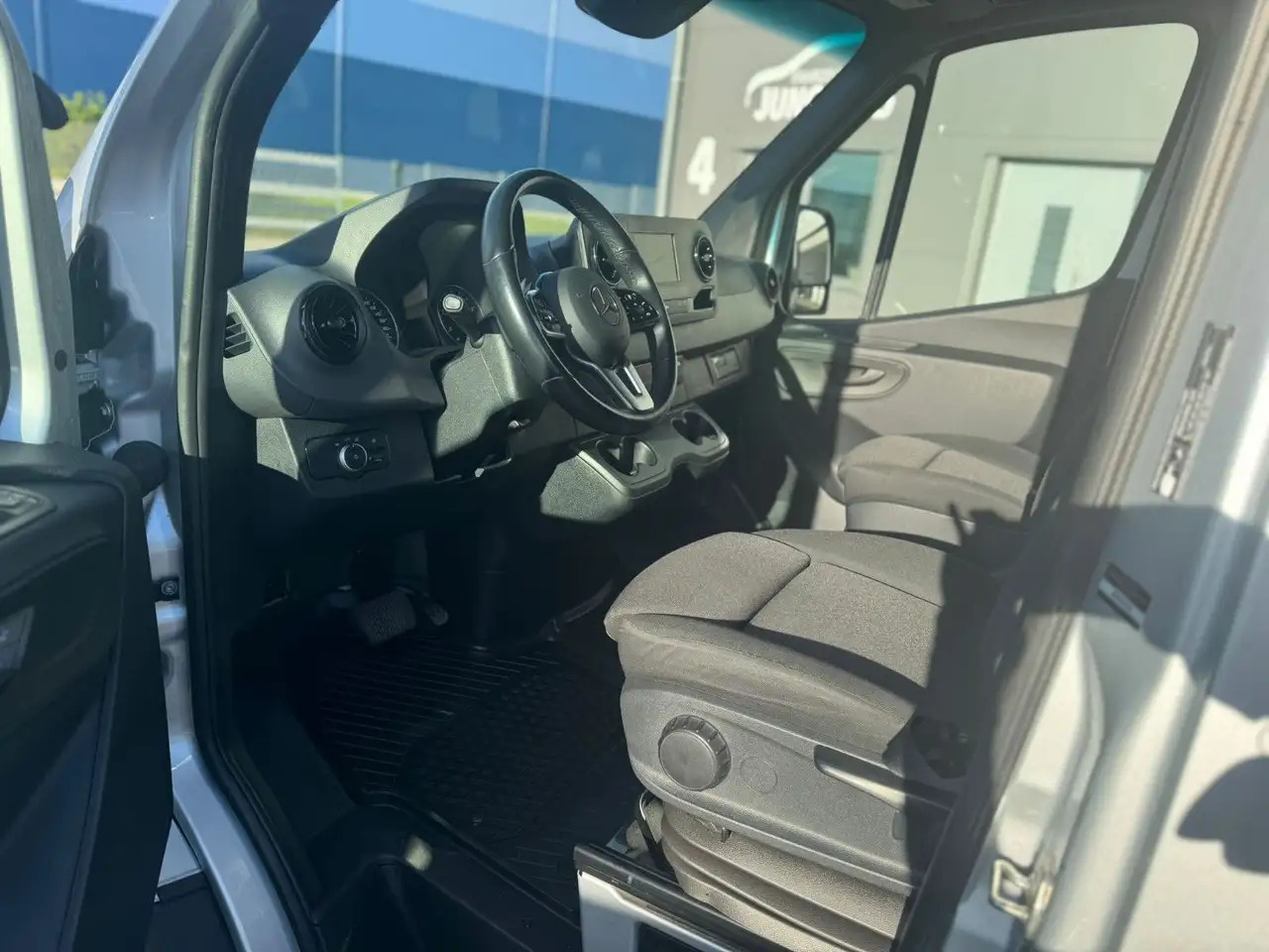 Mercedes-Benz Sprinter 317 CDI Lang Hoch Klima MBUX Silber LED - Βαν: φωτογραφία 4 Mercedes-Benz Sprinter 317 CDI Lang Hoch Klima MBUX Silber LED - Βαν: φωτογραφία 4