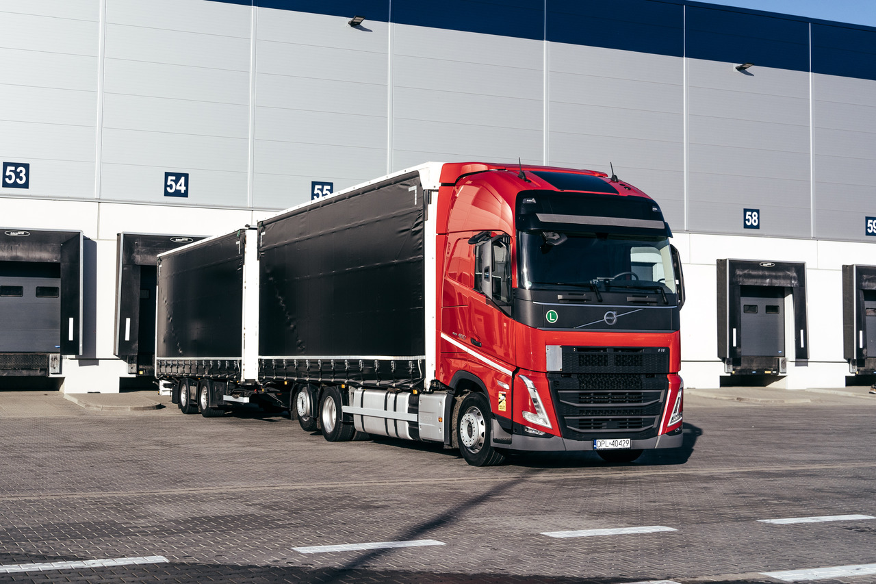 Volvo FH - Φορτηγό μουσαμάς: φωτογραφία 1 Volvo FH - Φορτηγό μουσαμάς: φωτογραφία 1