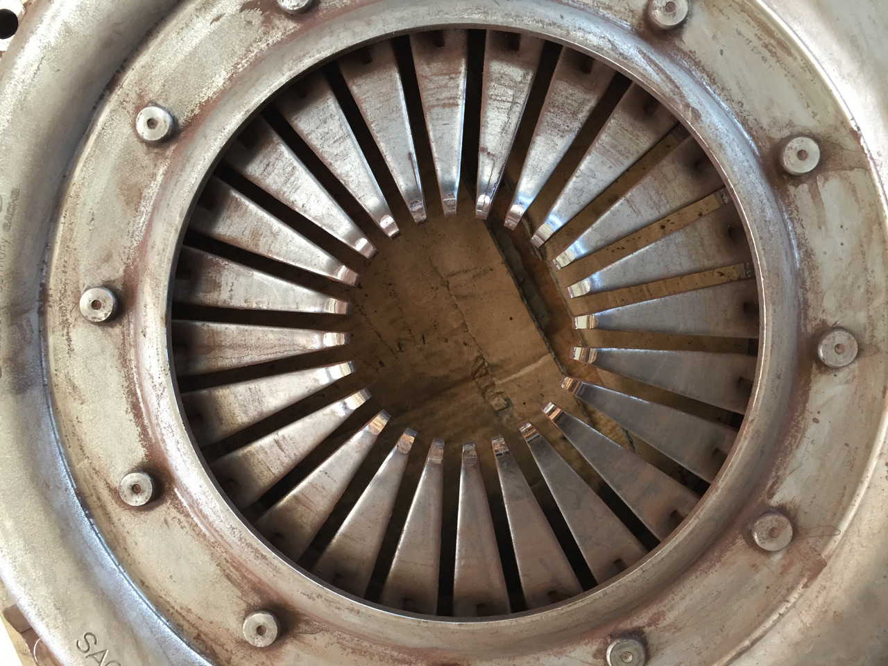 Gebrauchte Kupplungsdruckplatte MB Axor 1824, Motor Typ : OM 906 LA, Artikel - Nr. : A 007 250 15 04 - Πλάκα πίεσης για Φορτηγό: φωτογραφία 1 Gebrauchte Kupplungsdruckplatte MB Axor 1824, Motor Typ : OM 906 LA, Artikel - Nr. : A 007 250 15 04 - Πλάκα πίεσης για Φορτηγό: φωτογραφία 1