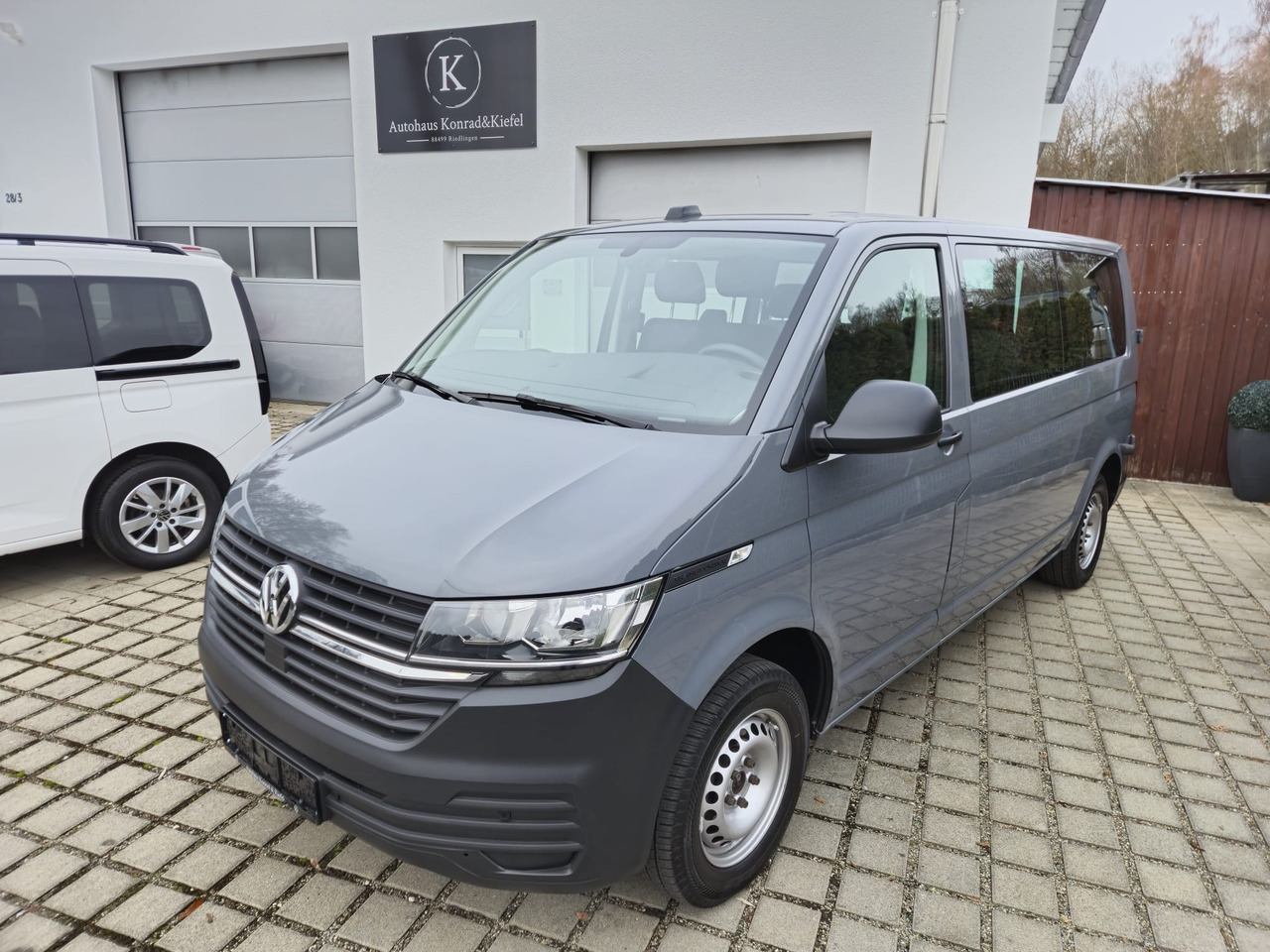 VOLKSWAGEN T6.1 Transporter Kombi LR/Navi/AppCon./6-Sitzer - Επιβατικό βαν: φωτογραφία 1 VOLKSWAGEN T6.1 Transporter Kombi LR/Navi/AppCon./6-Sitzer - Επιβατικό βαν: φωτογραφία 1