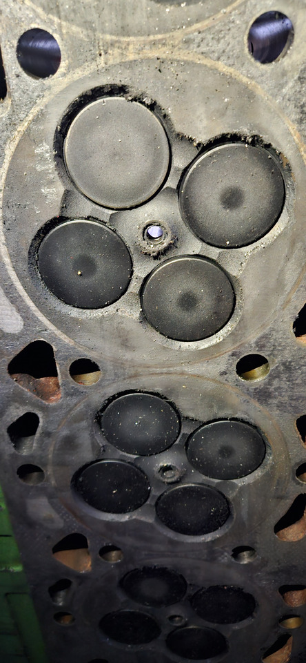 JOHN DEERE Cylinderhead R504243 - Κυλινδροκεφαλή: φωτογραφία 3 JOHN DEERE Cylinderhead R504243 - Κυλινδροκεφαλή: φωτογραφία 3