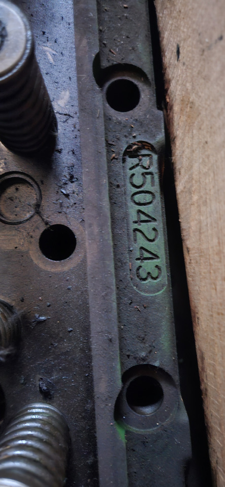 JOHN DEERE Cylinderhead R504243 - Κυλινδροκεφαλή: φωτογραφία 2 JOHN DEERE Cylinderhead R504243 - Κυλινδροκεφαλή: φωτογραφία 2
