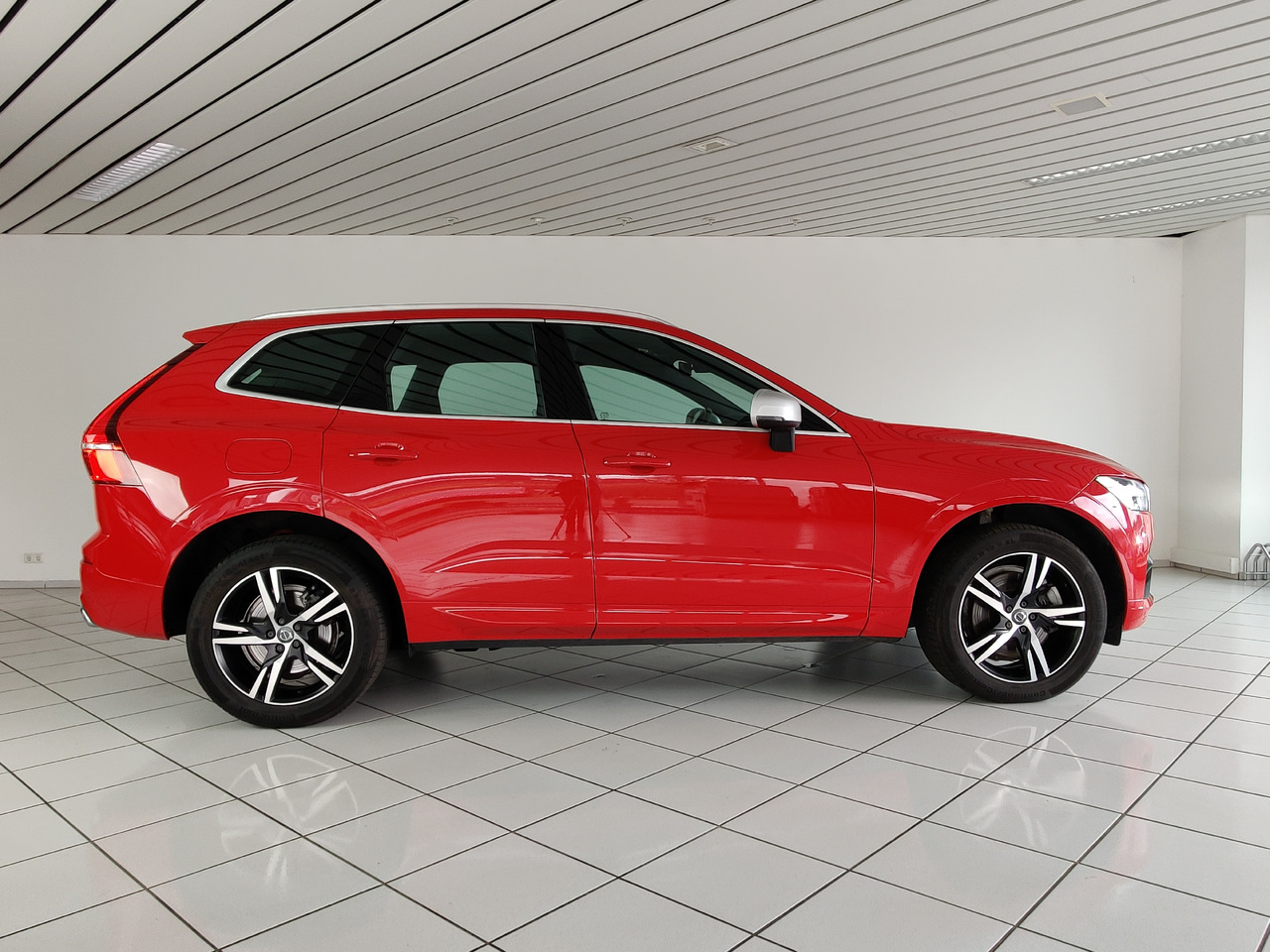 Volvo XC60 R Design AWD 228kW 360°Kam Pano Head-Up CD Apple - SUV: φωτογραφία 5 Volvo XC60 R Design AWD 228kW 360°Kam Pano Head-Up CD Apple - SUV: φωτογραφία 5