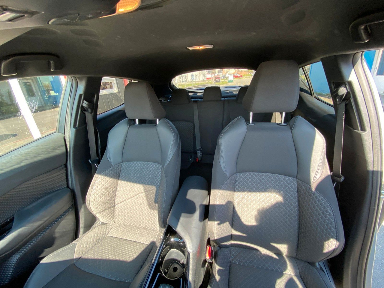Toyota C-HR 1.8-l-VVTi Hybrid Flow - SUV: φωτογραφία 3 Toyota C-HR 1.8-l-VVTi Hybrid Flow - SUV: φωτογραφία 3