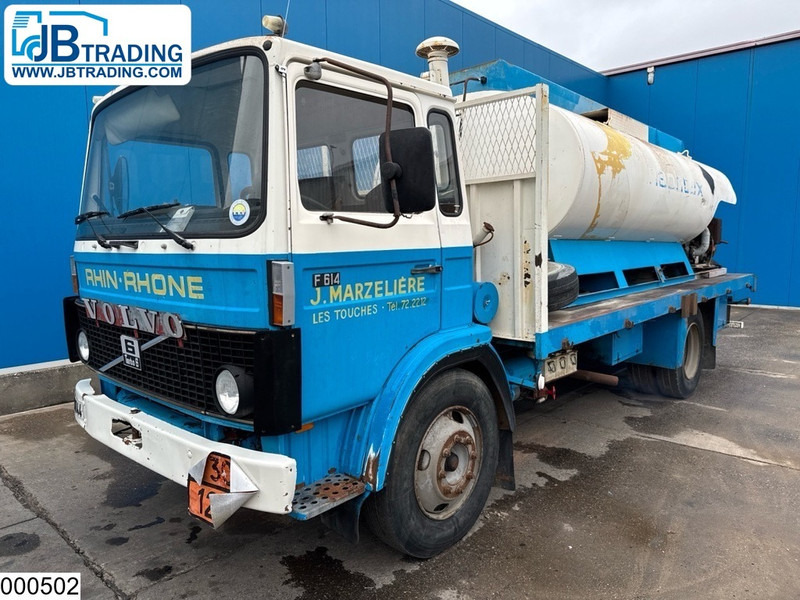 Volvo F 614 Manual, Steel suspension, Fuel, 8000 L - Φορτηγό βυτιοφόρο: φωτογραφία 1 Volvo F 614 Manual, Steel suspension, Fuel, 8000 L - Φορτηγό βυτιοφόρο: φωτογραφία 1