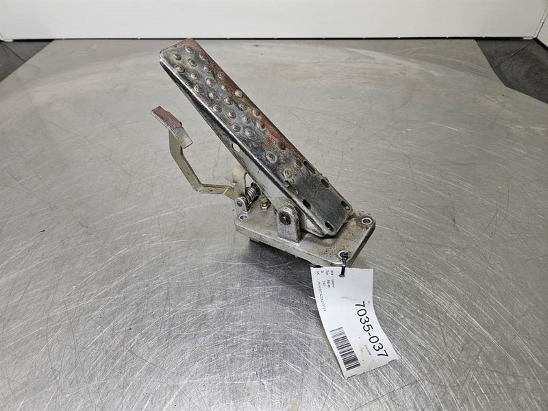Liebherr A924B-7024466-Brake pedal/Bremspedal/Rempedaal - Καμπίνα και εσωτερικό για Κατασκευή μηχανήματα: φωτογραφία 1 Liebherr A924B-7024466-Brake pedal/Bremspedal/Rempedaal - Καμπίνα και εσωτερικό για Κατασκευή μηχανήματα: φωτογραφία 1