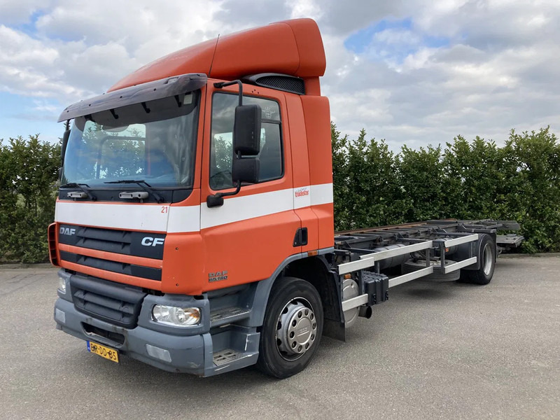DAF CF65.180 Euro3 Manual / Laadklep - Φορτηγό σασί: φωτογραφία 2 DAF CF65.180 Euro3 Manual / Laadklep - Φορτηγό σασί: φωτογραφία 2