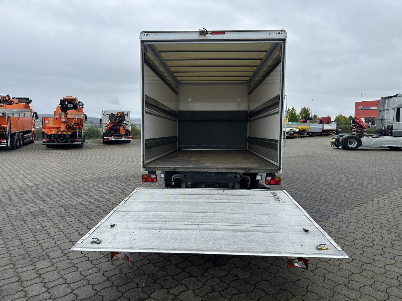 Mercedes-Benz Sprinter 319 CDI Koffer LBW RFK SH Tempomat - Επαγγελματικό αυτοκίνητο κόφα: φωτογραφία 4 Mercedes-Benz Sprinter 319 CDI Koffer LBW RFK SH Tempomat - Επαγγελματικό αυτοκίνητο κόφα: φωτογραφία 4