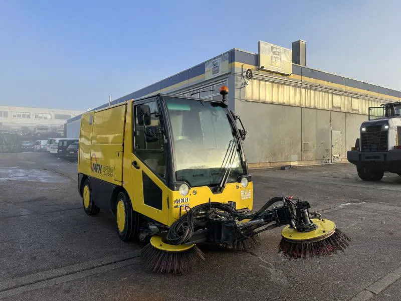 Diversen MFH 2500 Kehrmaschine Klima 3 Besen AEBI MATEC MFH 2500 Kehrmaschine Klima 3 Besen - Βιομηχανικό σάρωθρο: φωτογραφία 2 Diversen MFH 2500 Kehrmaschine Klima 3 Besen AEBI MATEC MFH 2500 Kehrmaschine Klima 3 Besen - Βιομηχανικό σάρωθρο: φωτογραφία 2