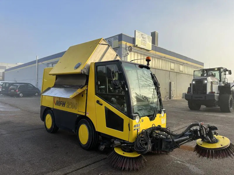 Diversen MFH 2500 Kehrmaschine Klima 3 Besen AEBI MATEC MFH 2500 Kehrmaschine Klima 3 Besen - Βιομηχανικό σάρωθρο: φωτογραφία 1 Diversen MFH 2500 Kehrmaschine Klima 3 Besen AEBI MATEC MFH 2500 Kehrmaschine Klima 3 Besen - Βιομηχανικό σάρωθρο: φωτογραφία 1