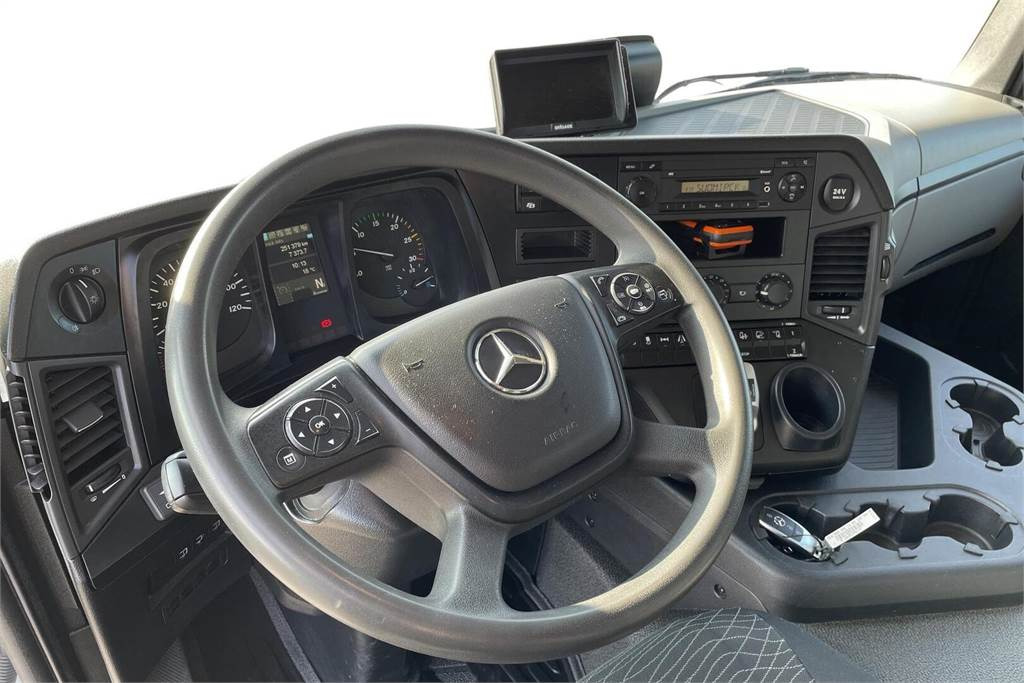 Φορτηγό ισοθερμικό Mercedes-Benz Actros 1827 4x2 8,7m umpikori+PL nostin: φωτογραφία 9