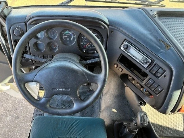 Interior photo 1: Τράκτορας DAF 95.380 XF SPACECAB (EURO 2 / ZF16 MANUAL GEARBOX / D.E.B. ENGINE BRAKE / AIRCONDITIONING)