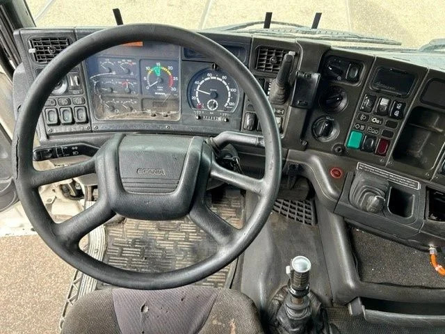 Interior photo 2: Τράκτορας Scania R124-400 L 4x2 SLEEPERCAB ADR/VLG (2 FUEL LINES!!) (EURO 2 / 12 GEARS MANUAL GEARBOX / RETARDER / BLOWER / P.T.O. / AIRCONDITION