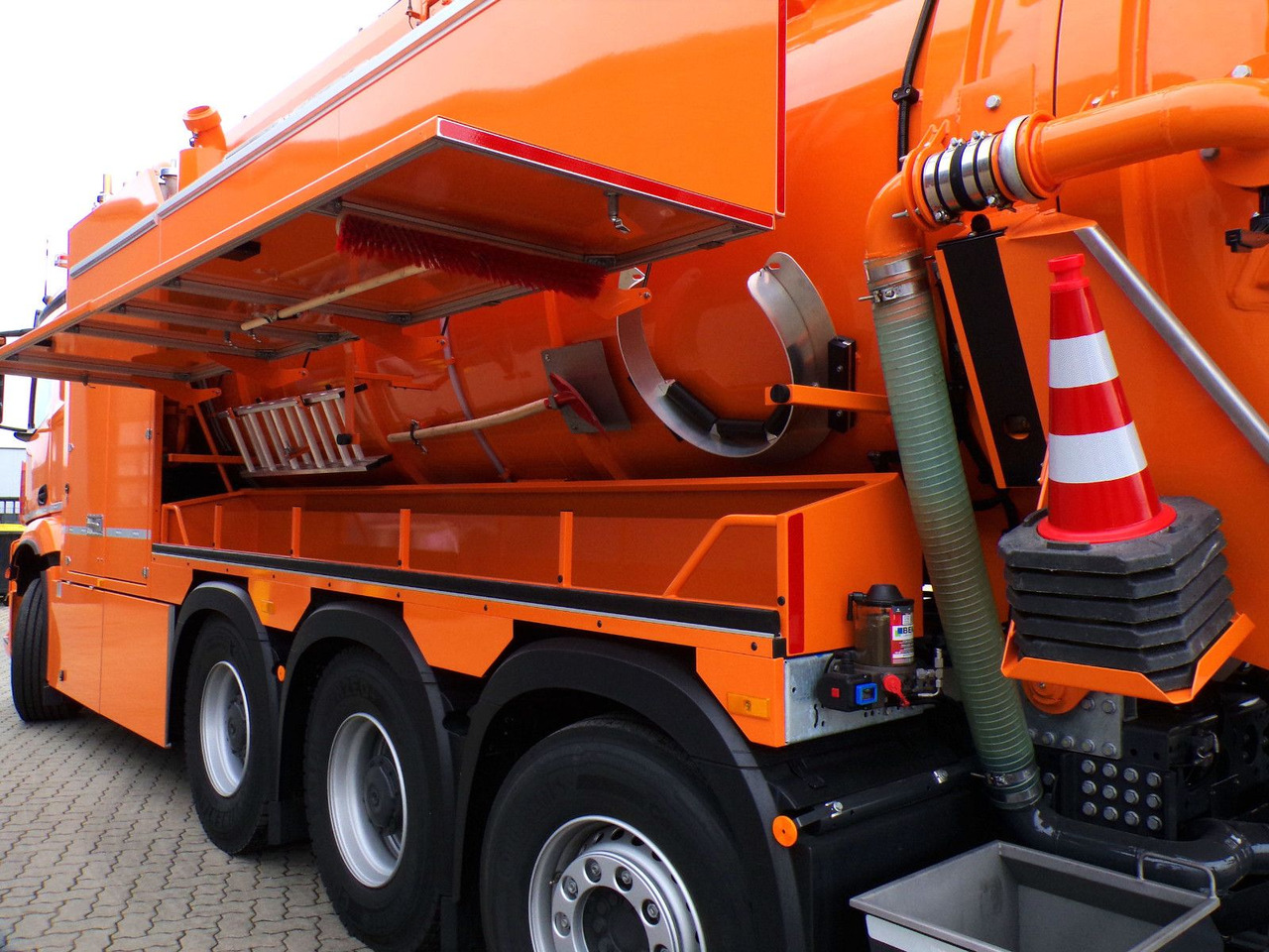Mercedes-Benz Arocs 3551 8x4 Müller 16mCanalmaster F160EWA WRG - Όχημα εκκένωσης βόθρων: φωτογραφία 5 Mercedes-Benz Arocs 3551 8x4 Müller 16mCanalmaster F160EWA WRG - Όχημα εκκένωσης βόθρων: φωτογραφία 5
