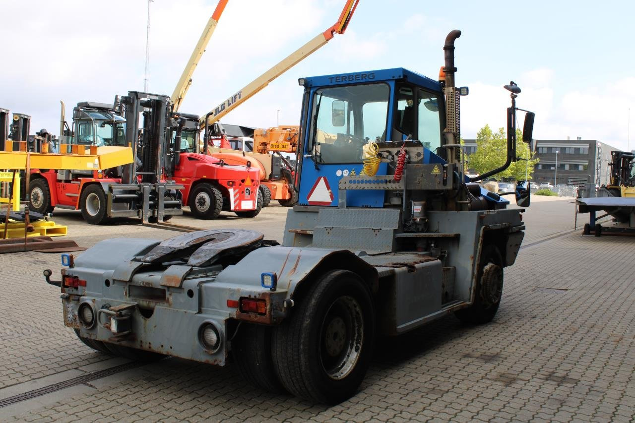 Terberg RT222 - Τράκτορες τελωνείων: φωτογραφία 3 Terberg RT222 - Τράκτορες τελωνείων: φωτογραφία 3