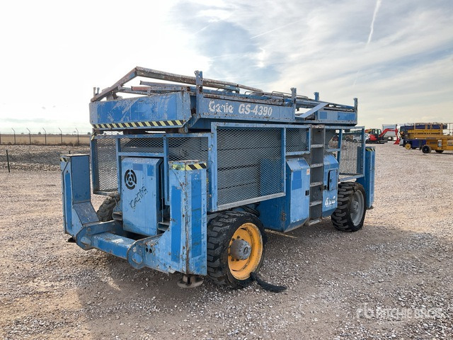 2001 Genie GS4390RT 4x4 Diesel Scissor Lift - Ψαλιδωτό ανυψωτικό: φωτογραφία 3 2001 Genie GS4390RT 4x4 Diesel Scissor Lift - Ψαλιδωτό ανυψωτικό: φωτογραφία 3