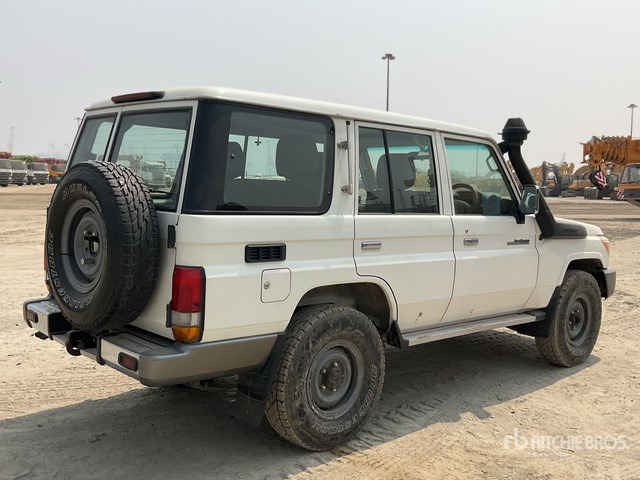 2011 Toyota Land Cruiser LX 4WD SUV - SUV: φωτογραφία 3 2011 Toyota Land Cruiser LX 4WD SUV - SUV: φωτογραφία 3
