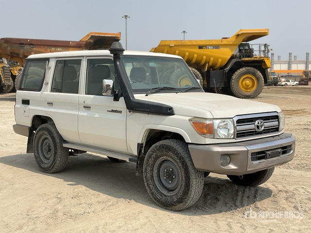 2011 Toyota Land Cruiser LX 76R 4x4 SUV - SUV: φωτογραφία 2 2011 Toyota Land Cruiser LX 76R 4x4 SUV - SUV: φωτογραφία 2