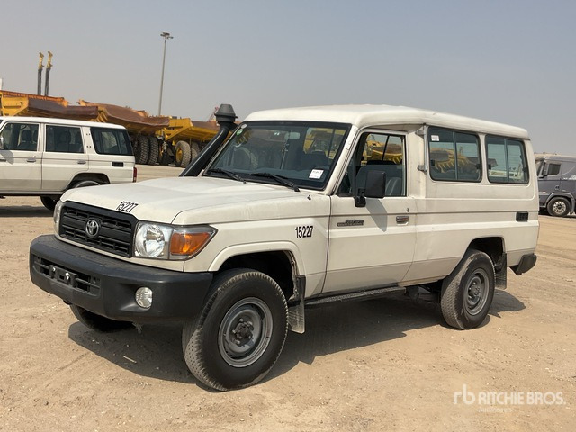 2013 Toyota Land Cruiser 78L 4x4 SUV - SUV: φωτογραφία 2 2013 Toyota Land Cruiser 78L 4x4 SUV - SUV: φωτογραφία 2