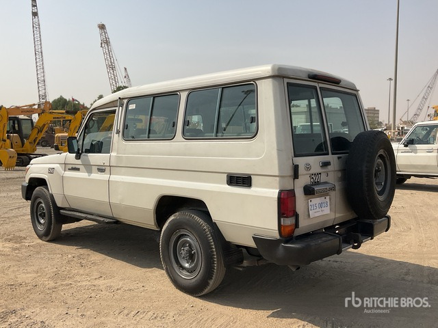 2013 Toyota Land Cruiser 78L 4x4 SUV - SUV: φωτογραφία 4 2013 Toyota Land Cruiser 78L 4x4 SUV - SUV: φωτογραφία 4