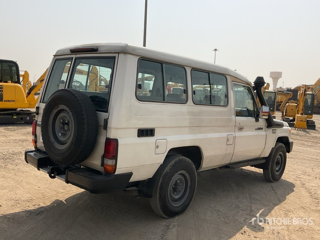 2013 Toyota Land Cruiser 78L 4x4 SUV - SUV: φωτογραφία 3 2013 Toyota Land Cruiser 78L 4x4 SUV - SUV: φωτογραφία 3