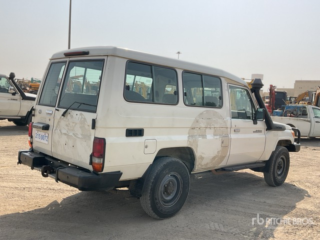 2014 Toyota Land Cruiser 78L 4x4 SUV - SUV: φωτογραφία 3 2014 Toyota Land Cruiser 78L 4x4 SUV - SUV: φωτογραφία 3
