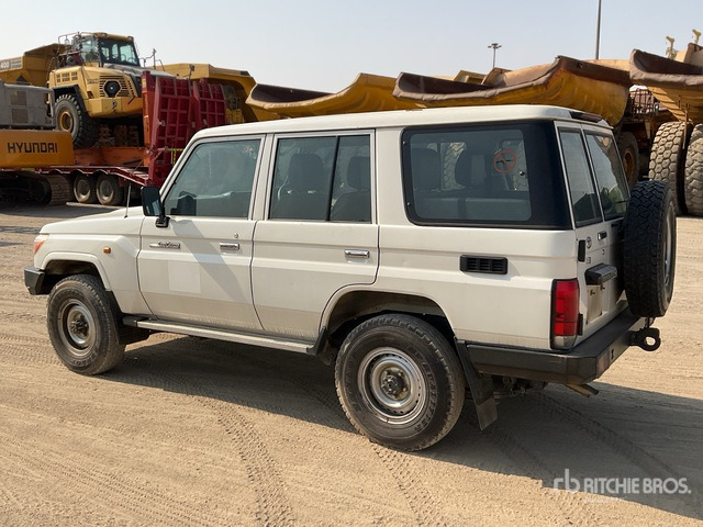 2016 Toyota Land Cruiser 76R 4x4 SUV - SUV: φωτογραφία 3 2016 Toyota Land Cruiser 76R 4x4 SUV - SUV: φωτογραφία 3