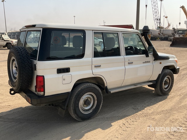 2016 Toyota Land Cruiser 76R 4x4 SUV - SUV: φωτογραφία 2 2016 Toyota Land Cruiser 76R 4x4 SUV - SUV: φωτογραφία 2