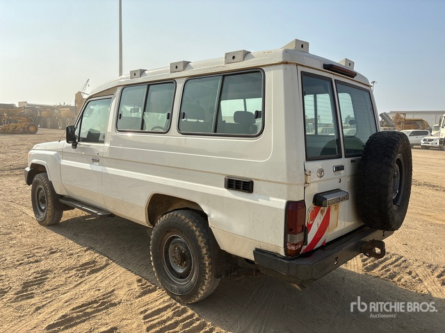 2018 Toyota Land Cruiser 78R 4x4 SUV - SUV: φωτογραφία 2 2018 Toyota Land Cruiser 78R 4x4 SUV - SUV: φωτογραφία 2