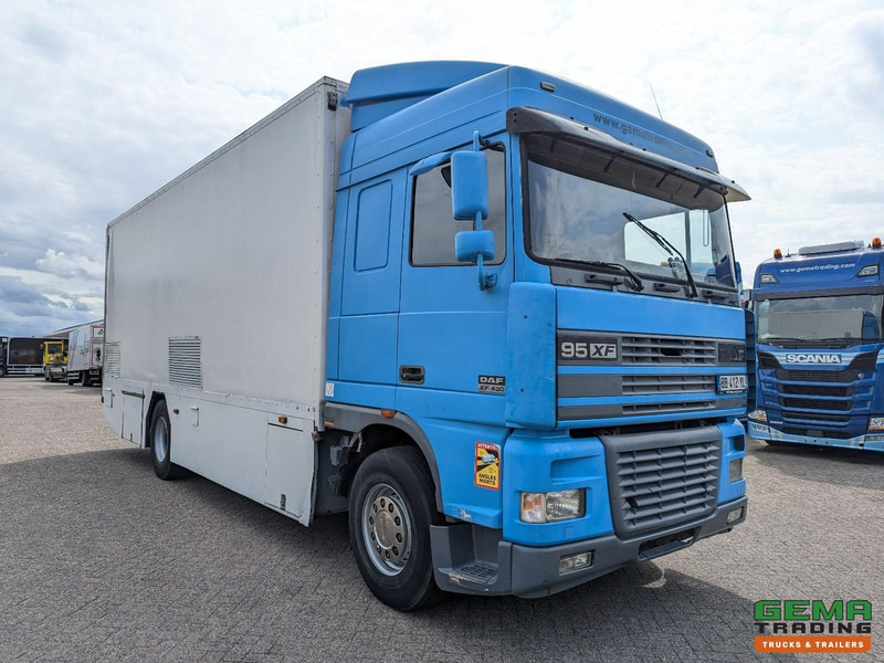 DAF XF95.430 4x2 Spacecab Euro2 - Retarder - Geslotenbak 7.7m - Handgeschakeld - Vangmuil - Φορτηγό κόφα: φωτογραφία 2 DAF XF95.430 4x2 Spacecab Euro2 - Retarder - Geslotenbak 7.7m - Handgeschakeld - Vangmuil - Φορτηγό κόφα: φωτογραφία 2