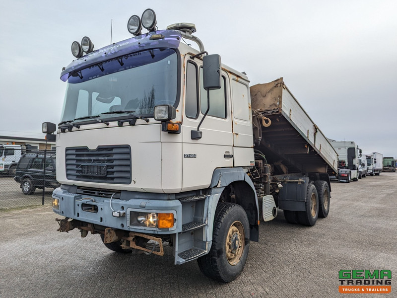 MAN 27.464 DFAC 6x6 Slaapcab Euro3 - Handgeschakeld - Kipper / Kraan Hiab 090 - Naafreductie - Alu Zijschotten - Φορτηγό ανατρεπόμενο, Φορτηγό με γερανό: φωτογραφία 1 MAN 27.464 DFAC 6x6 Slaapcab Euro3 - Handgeschakeld - Kipper / Kraan Hiab 090 - Naafreductie - Alu Zijschotten - Φορτηγό ανατρεπόμενο, Φορτηγό με γερανό: φωτογραφία 1