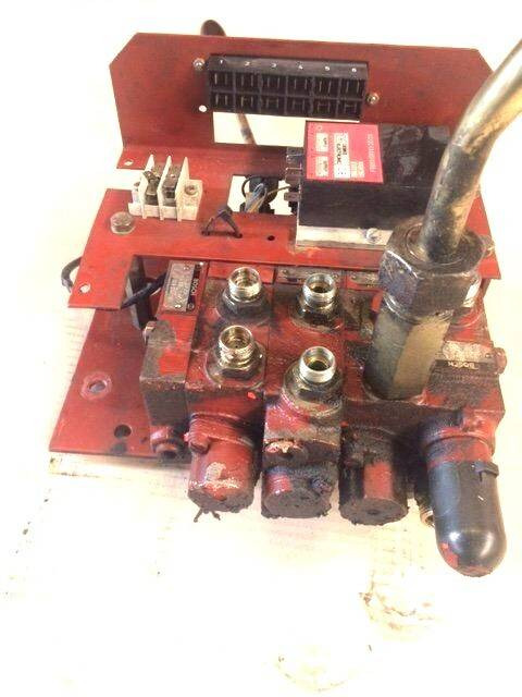 Hydraulic control valve for Linde E15, Series 324 - Υδραυλική βαλβίδα για Ανυψωτικό μηχάνημα: φωτογραφία 1 Hydraulic control valve for Linde E15, Series 324 - Υδραυλική βαλβίδα για Ανυψωτικό μηχάνημα: φωτογραφία 1