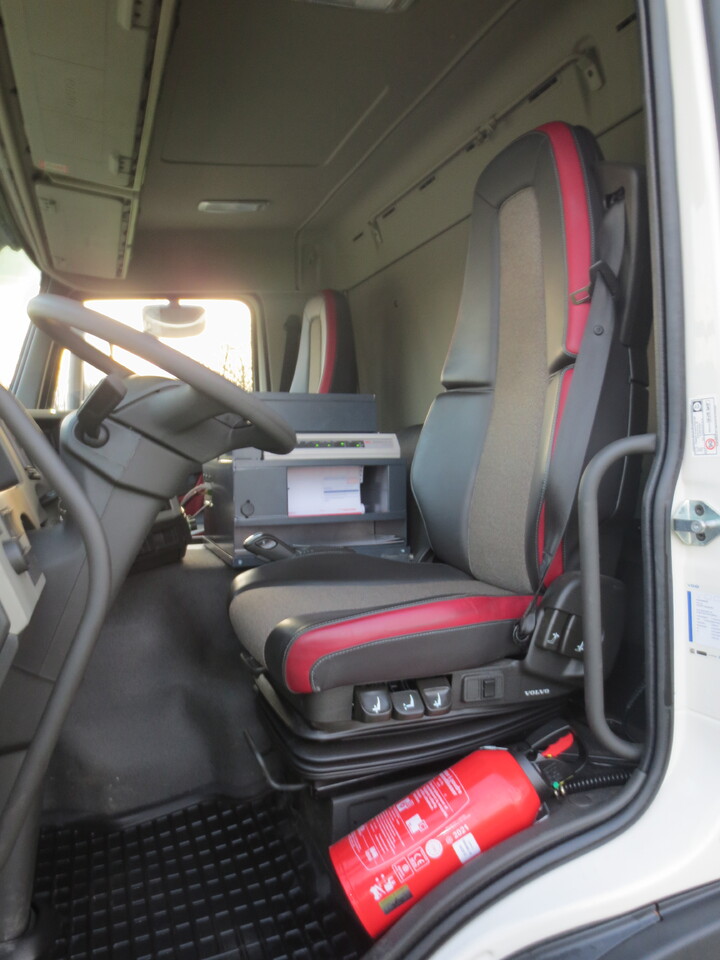 Interior photo 1: Φορτηγό βυτιοφόρο VOLVO FM