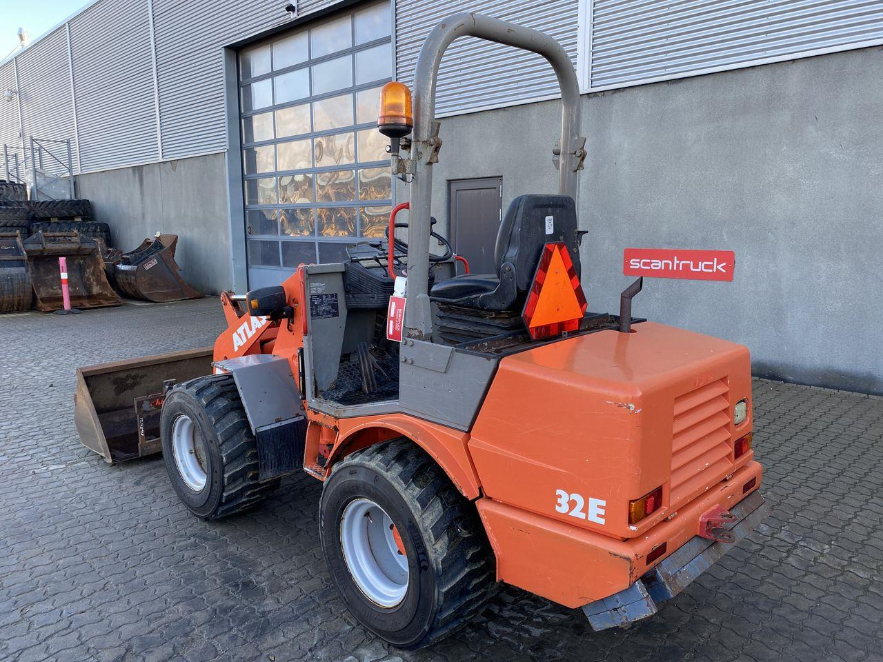 Atlas AR32E - Σπαστός φορτωτής: φωτογραφία 2 Atlas AR32E - Σπαστός φορτωτής: φωτογραφία 2