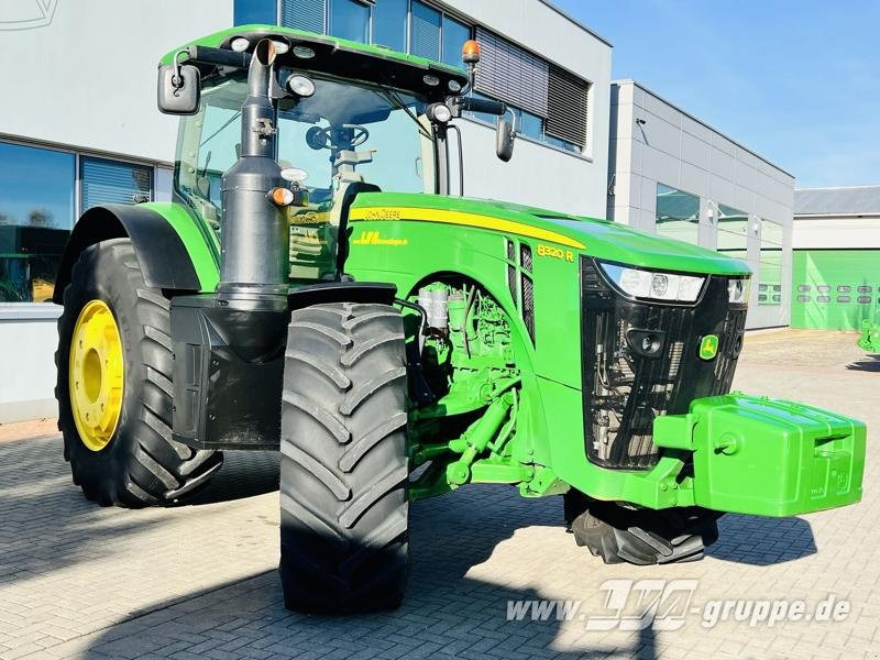 John Deere 8320R E23-PowerShift - Τρακτέρ: φωτογραφία 2 John Deere 8320R E23-PowerShift - Τρακτέρ: φωτογραφία 2