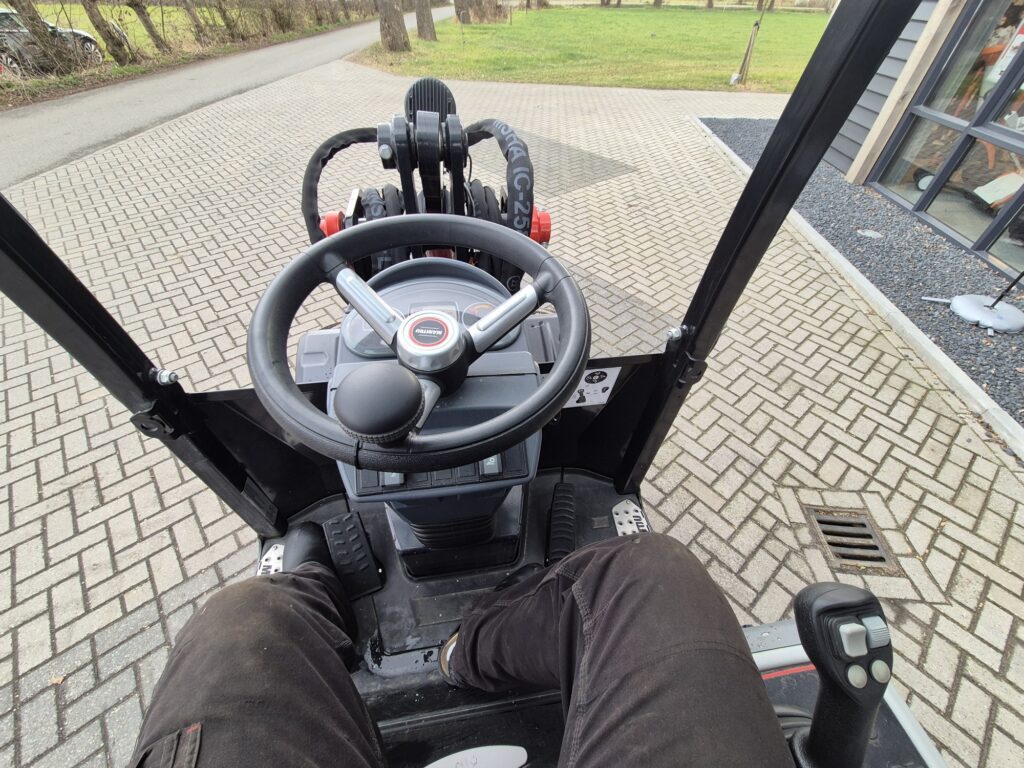 Σπαστός φορτωτής MANITOU MLA 3-25H miniloader: φωτογραφία 7 Σπαστός φορτωτής MANITOU MLA 3-25H miniloader: φωτογραφία 7