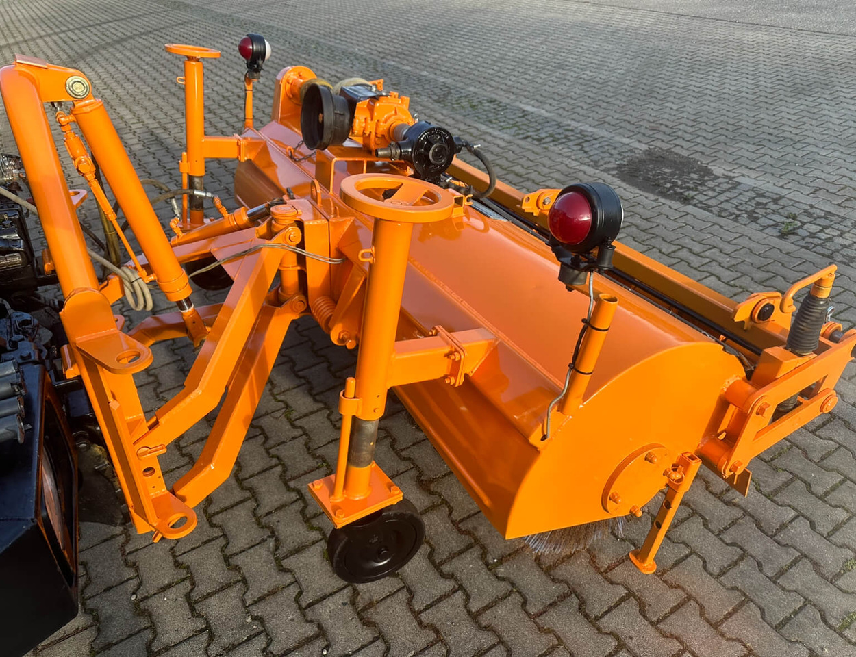 Unimog Frontanbaukehrbesen Schmidt VKS4.2 - Σκούπα: φωτογραφία 3 Unimog Frontanbaukehrbesen Schmidt VKS4.2 - Σκούπα: φωτογραφία 3