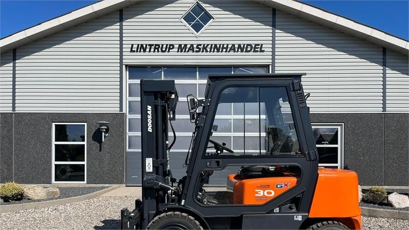 Doosan D30 G med kabine og KUN 57 TIMER FRA NY, MED TIME - Πετρελαιοκίνητο περονοφόρο: φωτογραφία 1 Doosan D30 G med kabine og KUN 57 TIMER FRA NY, MED TIME - Πετρελαιοκίνητο περονοφόρο: φωτογραφία 1
