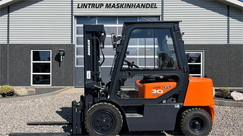 Doosan D30 G med kabine og KUN 57 TIMER FRA NY, MED TIME - Πετρελαιοκίνητο περονοφόρο: φωτογραφία 1 Doosan D30 G med kabine og KUN 57 TIMER FRA NY, MED TIME - Πετρελαιοκίνητο περονοφόρο: φωτογραφία 1