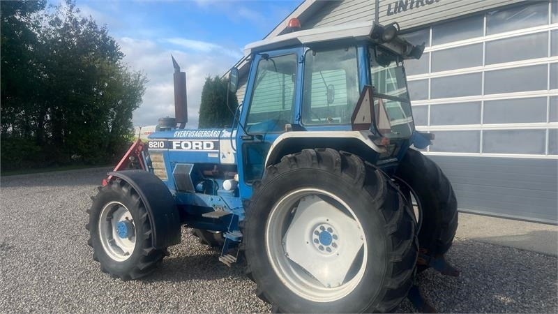 Ford 8210 Force II Med frontlift - Τρακτέρ: φωτογραφία 3 Ford 8210 Force II Med frontlift - Τρακτέρ: φωτογραφία 3