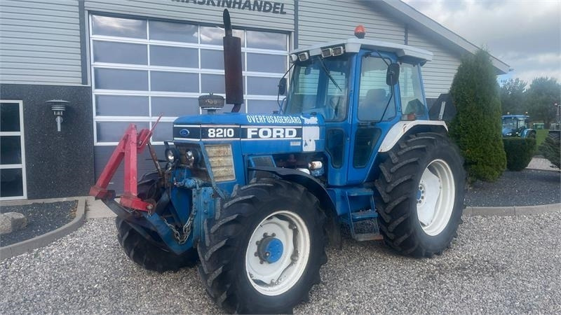 Ford 8210 Force II Med frontlift - Τρακτέρ: φωτογραφία 2 Ford 8210 Force II Med frontlift - Τρακτέρ: φωτογραφία 2