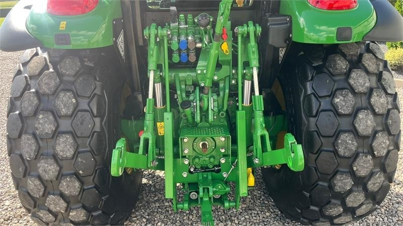 John Deere 5090 M Med græsdæk - Τρακτέρ: φωτογραφία 4 John Deere 5090 M Med græsdæk - Τρακτέρ: φωτογραφία 4