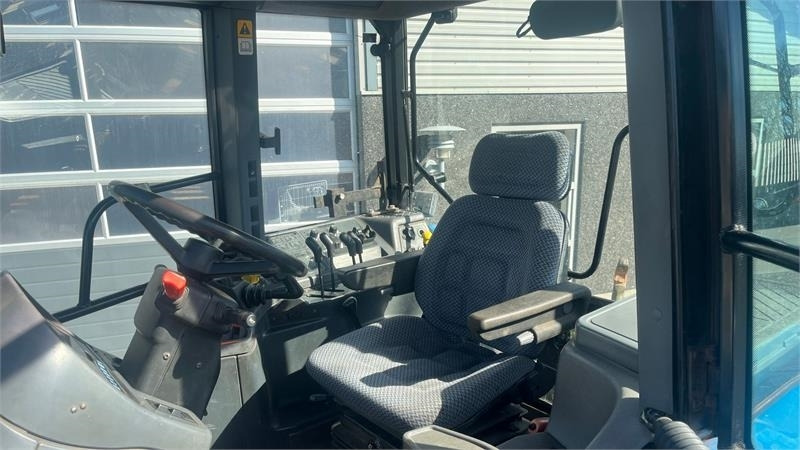 New Holland 8360 Rangecommand - Τρακτέρ: φωτογραφία 5 New Holland 8360 Rangecommand - Τρακτέρ: φωτογραφία 5